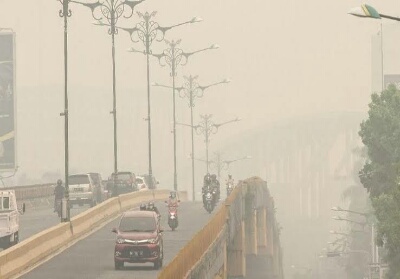 Kabut asap masih pekat di Pekanbaru.